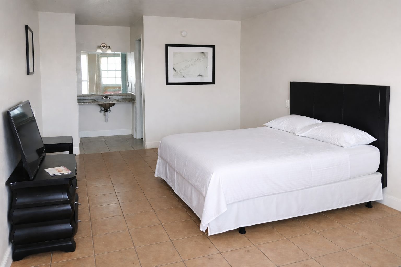 Room, 1 Queen Bed, Non Smoking | Free WiFi, bed sheets