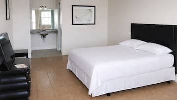 Room, 1 Queen Bed, Non Smoking | Free WiFi, bed sheets