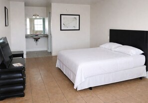Room, 1 Queen Bed, Non Smoking | Free WiFi, bed sheets