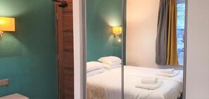 Habitación estándar con 2 camas individuales | Escritorio, tabla de planchar con plancha, wifi gratis y ropa de cama