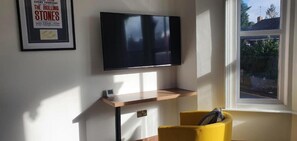 Room amenity - Oyo Studio @74 (Swindon)