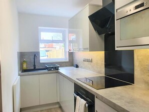 Superior Studio, 1 Double Bed | Shared kitchen | Electric kettle - Oyo Studio @74 (Swindon)