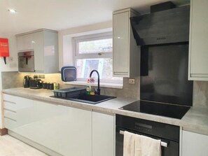 Electric kettle - Oyo Studio @74 (Swindon)