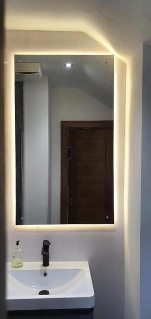 標準雙人房 | 浴室 | 淋浴設備、免費盥洗用品、吹風機、毛巾