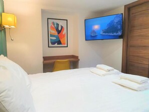 Habitación estándar doble | Escritorio, tabla de planchar con plancha, wifi gratis y ropa de cama