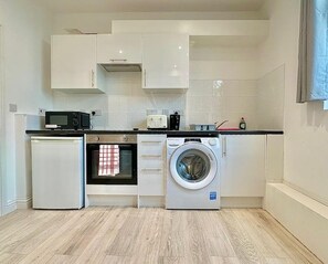 Jääkaappi, mikroaaltouuni, uuni, leivänpaahdin