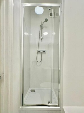 Suihku, hiustenkuivaaja, pyyhkeet