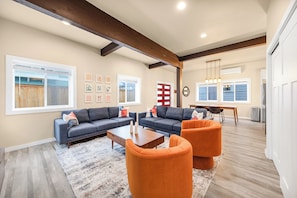Smart TV - Chic & Modern Retreat • Prime Location • AC (Seattle)