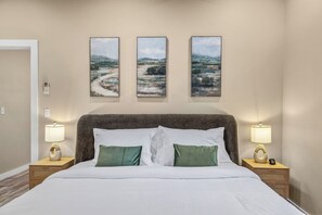3 bedrooms, iron/ironing board, free WiFi, bed sheets - Chic & Modern Retreat • Prime Location • AC (Seattle)
