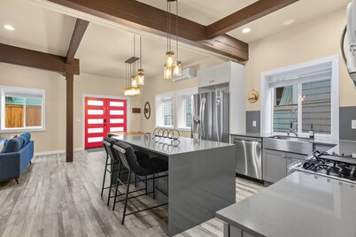 Chic & Modern Retreat • Prime Location • AC