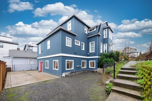 Exterior - Chic & Modern Retreat • Prime Location • AC (Seattle)