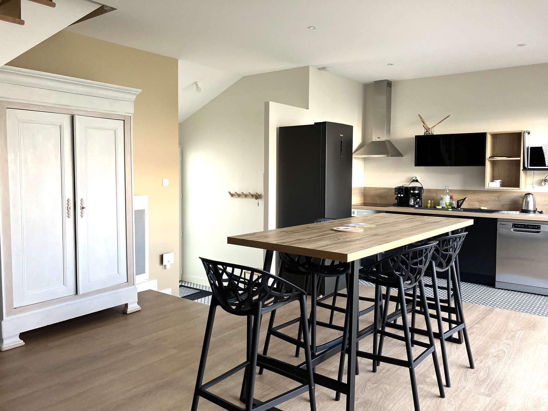 Réfrigérateur, micro-ondes, lave-vaisselle, cafetière/bouilloire