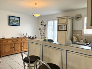 Kühlschrank, Mikrowelle, Ofen, Kochgeschirr/Geschirr/Besteck