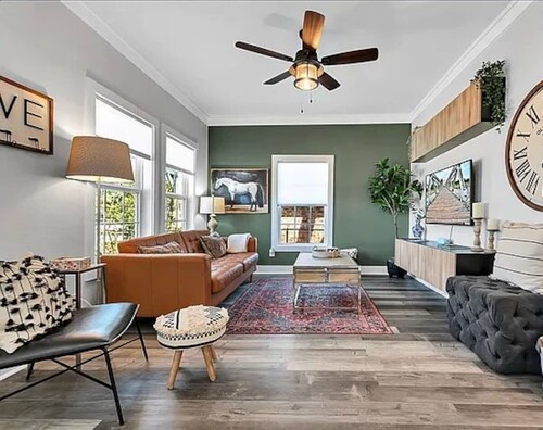 15 mins to Silos & Baylor | family home w/hot tub + yard