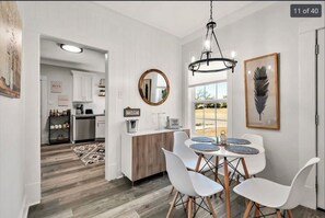 Dining - Charming Waco Oasis + hot tub - 8 mins to Baylor & Magnolia (Waco)