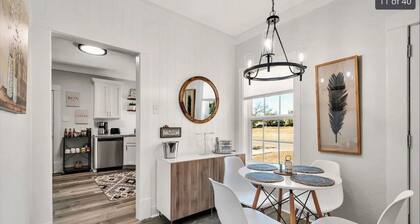 Charming Waco Oasis + hot tub - 8 mins to Baylor & Magnolia