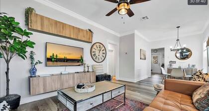 Charming Waco Oasis + hot tub - 8 mins to Baylor & Magnolia