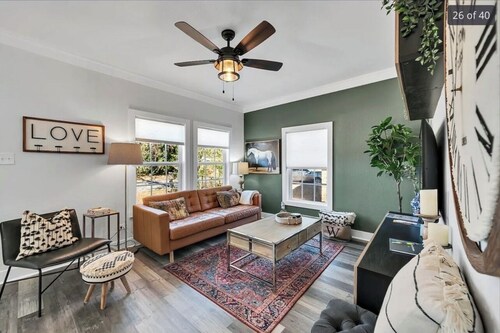 Charming Waco Oasis + hot tub - 8 mins to Baylor & Magnolia