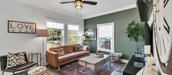Charming Waco Oasis + hot tub - 8 mins to Baylor & Magnolia