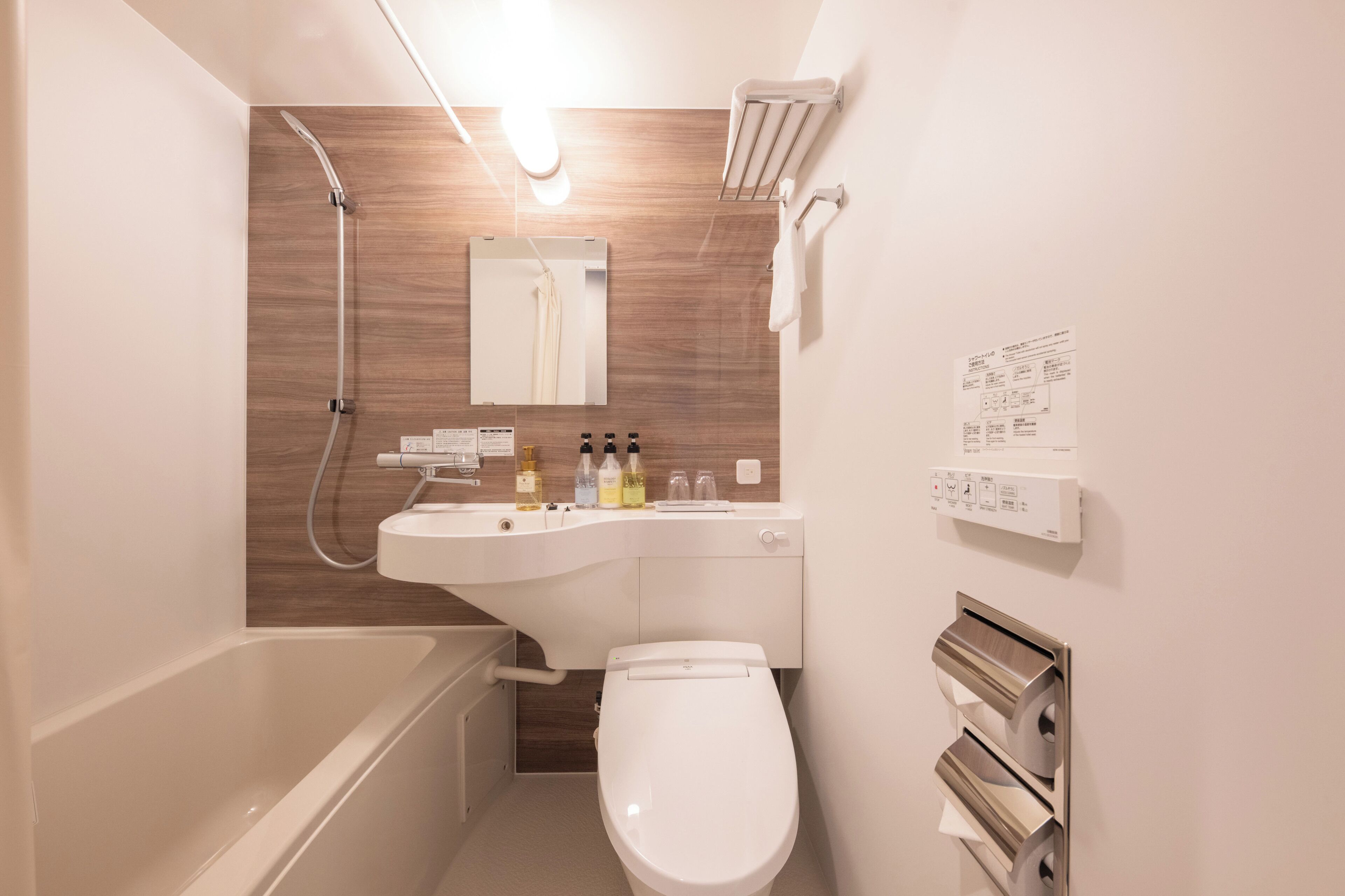 Chambre Simple, non-fumeurs | Salle de bain | Ensemble douche/baignoire, articles de toilette gratuits, sèche-cheveux