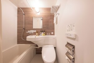 Quarto solteiro, para não fumantes | Banheiro | Chuveiro/banheira combinados, produtos de toalete grátis