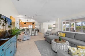 TV - Enclosed pool/spa - Stillpoint by SeaBreeze Vacation (Holmes Beach)