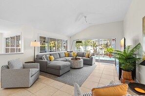 TV - Enclosed pool/spa - Stillpoint by SeaBreeze Vacation (Holmes Beach)