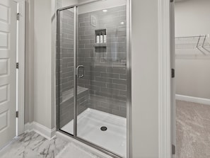 Douche, sèche-cheveux, serviettes fournies, savon
