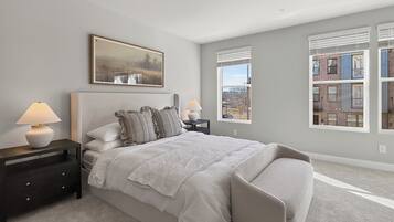 3 dormitorios, escritorio, tabla de planchar con plancha y cuna de viaje