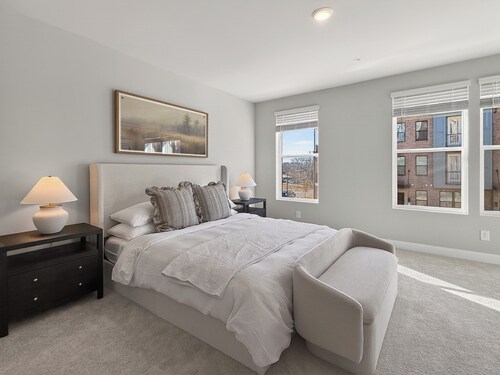 King Bed, Garage, Balcony in the Heart of Raleigh Downtown