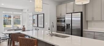 King Bed, Garage, Balcony in the Heart of Raleigh Downtown