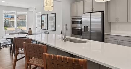 King Bed, Garage, Balcony in the Heart of Raleigh Downtown