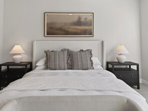 3 bedrooms, desk, iron/ironing board, travel crib - King Bed, Garage, Balcony in the Heart of Raleigh Downtown (Raleigh)