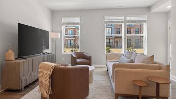 Una Smart TV, una pantalla de ordenador