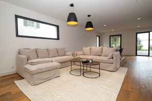 TV - Ovalie - Stunning Family Home with Swimming Pool Just Steps from the Ocean (RIVEDOUX PLAGE)