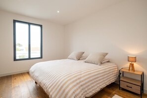 4 bedrooms, free WiFi - Ovalie - Stunning Family Home with Swimming Pool Just Steps from the Ocean (RIVEDOUX PLAGE)