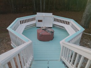 Outdoor spa tub - Peaceful 3-bedroom house in charming West Point perfect for relaxing (West Point)