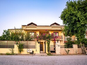 Exterior - Villa with glass-enclosed pool in the city center (Muğla)