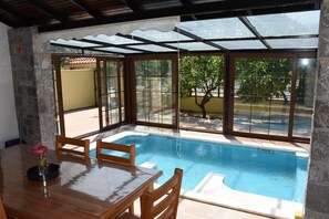 Dining - Villa with glass-enclosed pool in the city center (Muğla)