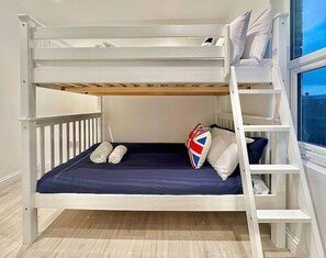 2 bedrooms, iron/ironing board, free WiFi, bed sheets - New Propertquick 10-min Train Into Central Londony (London)