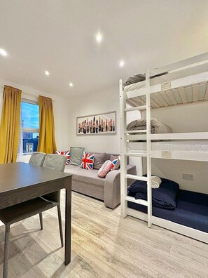 Interior - New Propertquick 10-min Train Into Central Londony (London)
