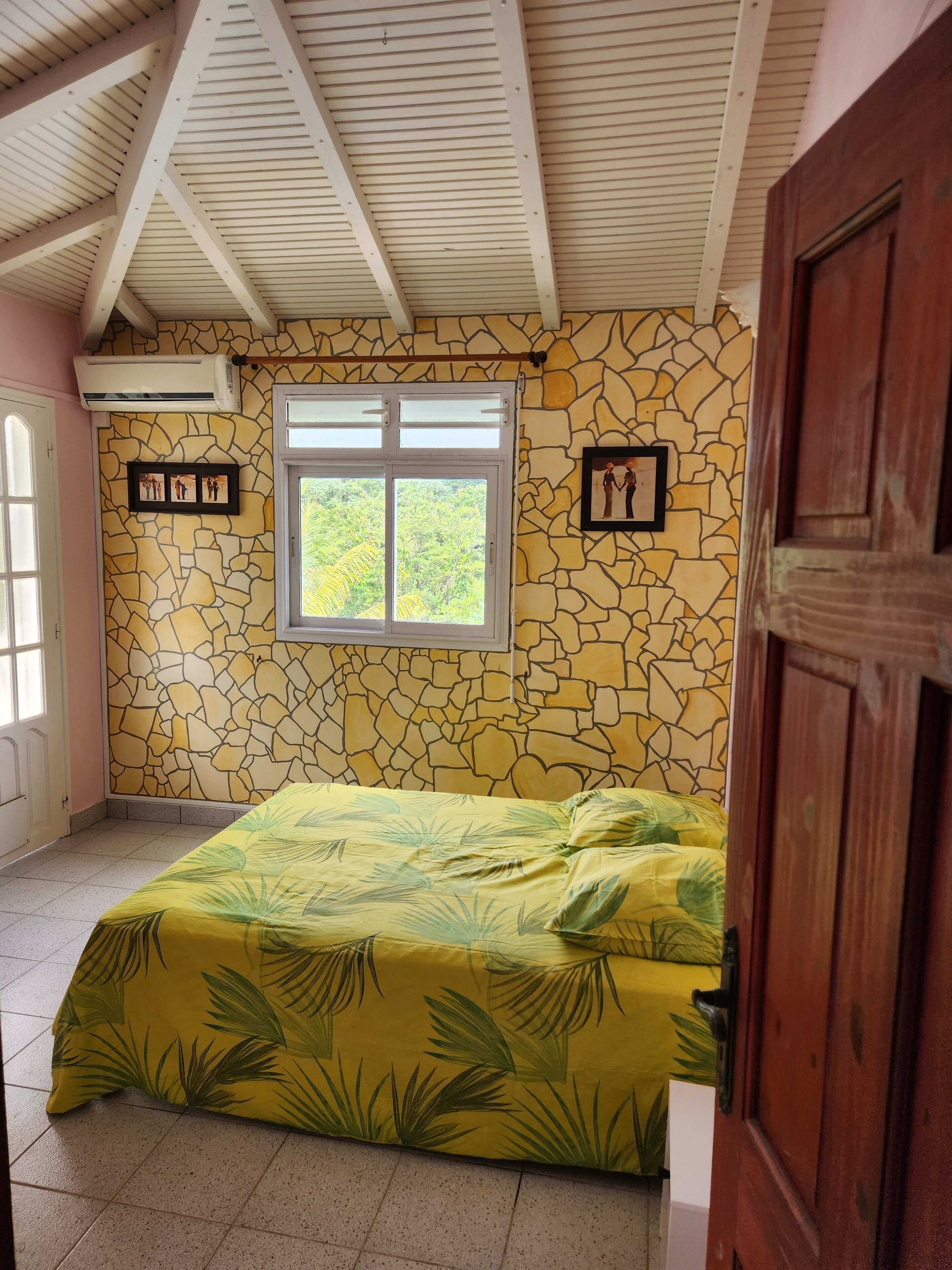 2 bedrooms, iron/ironing board, Internet, bed sheets