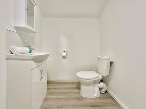 Shower, hair dryer, towels - Station-side Top-floor Studio (London)