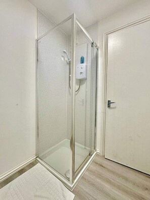 Shower, hair dryer, towels - Station-side Top-floor Studio (London)