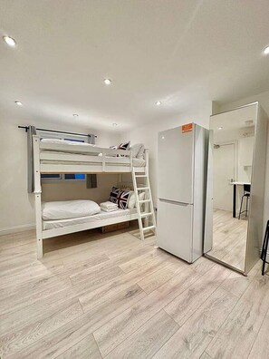 1 bedroom, iron/ironing board, free WiFi, bed sheets - Station-side Top-floor Studio (London)