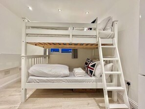 1 bedroom, iron/ironing board, free WiFi, bed sheets - Station-side Top-floor Studio (London)