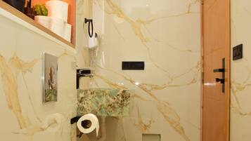 Een haardroger, handdoeken, zeep, toiletpapier