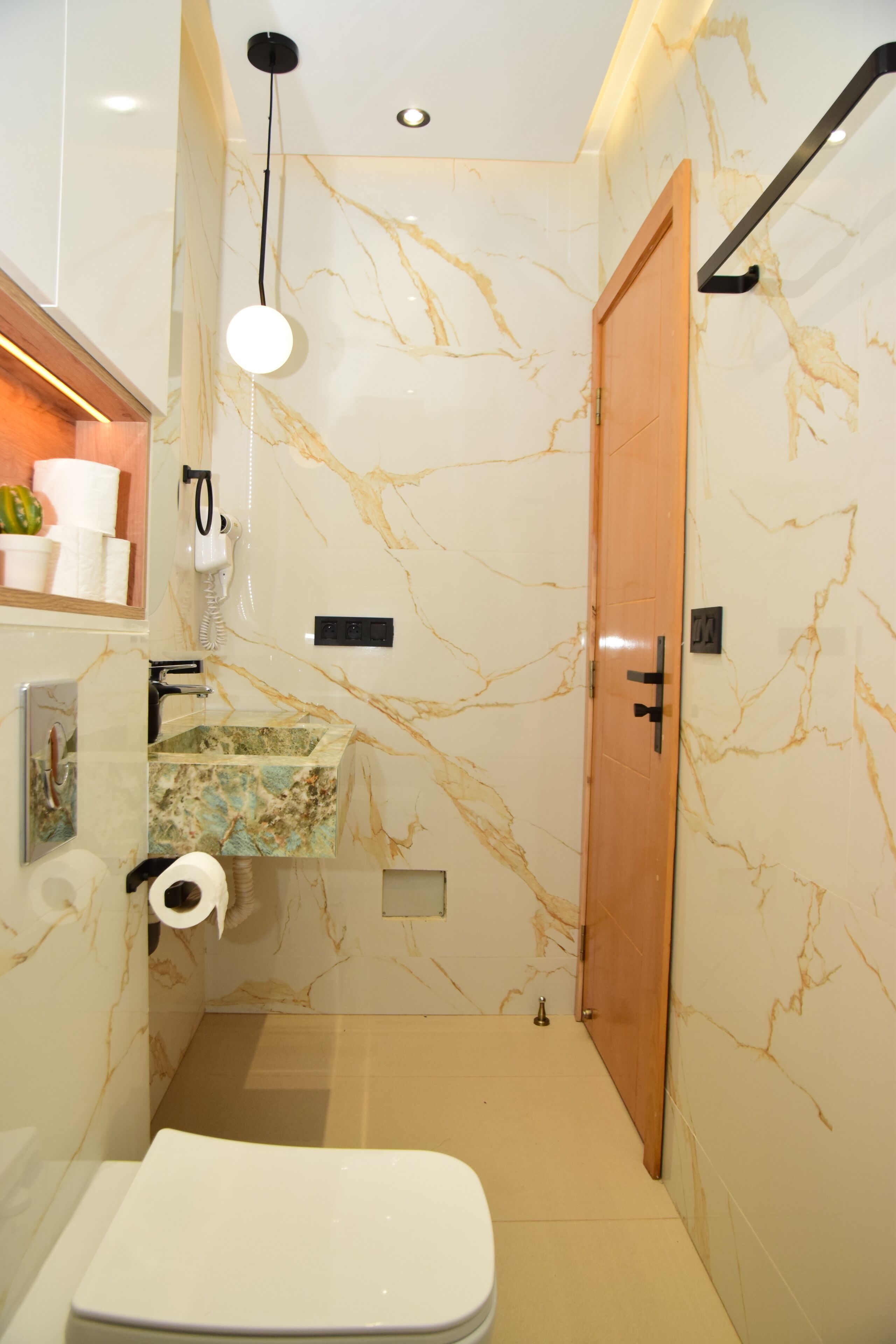 Haartrockner, Handtücher, Seife, Toilettenpapier