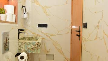 Haartrockner, Handtücher, Seife, Toilettenpapier