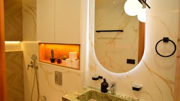 Haartrockner, Handtücher, Seife, Toilettenpapier